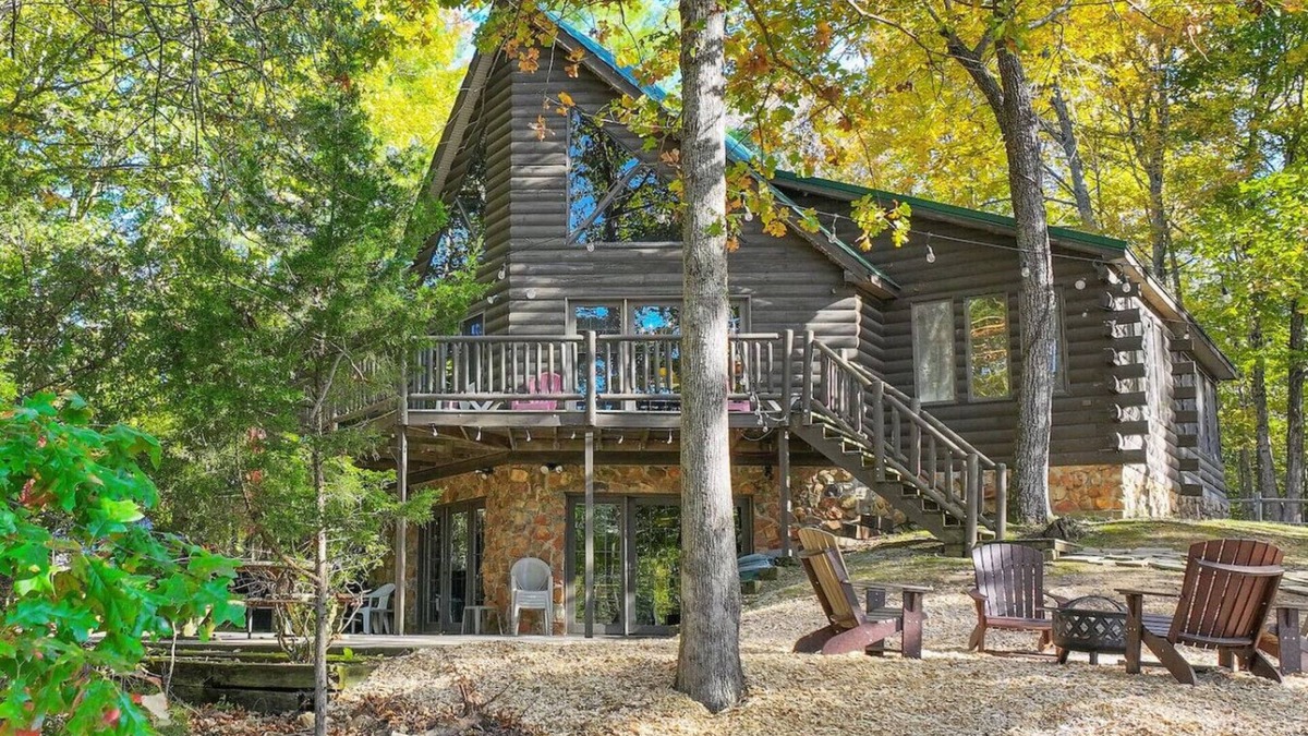 Kuttawa Cabin | Cabin Retreat with private lake and hot tub!