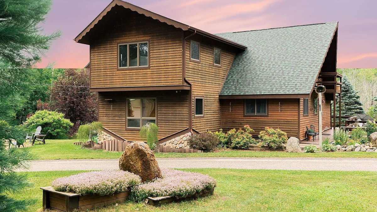 East Jordan Cabin | Cabin Sleeping Bunkhouse Hot Tub Firepit No Bunkbeds