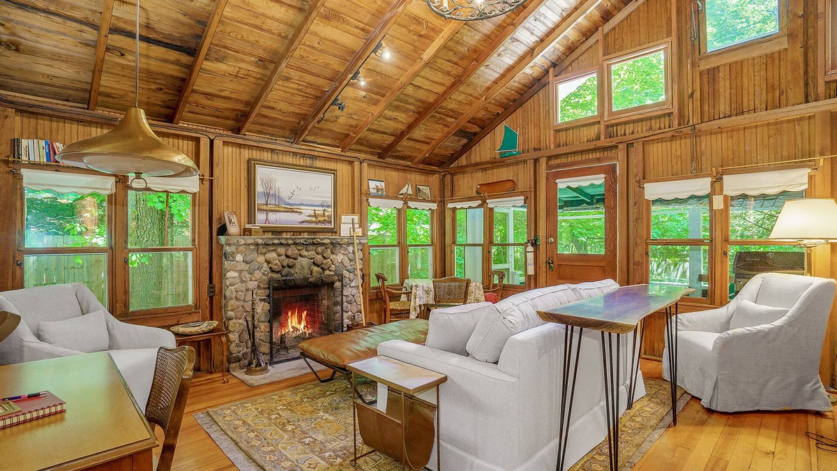 Frankfort Cottage | Cabin-style cottage w/full kitchen, wood-burning fireplace, and full WiFi