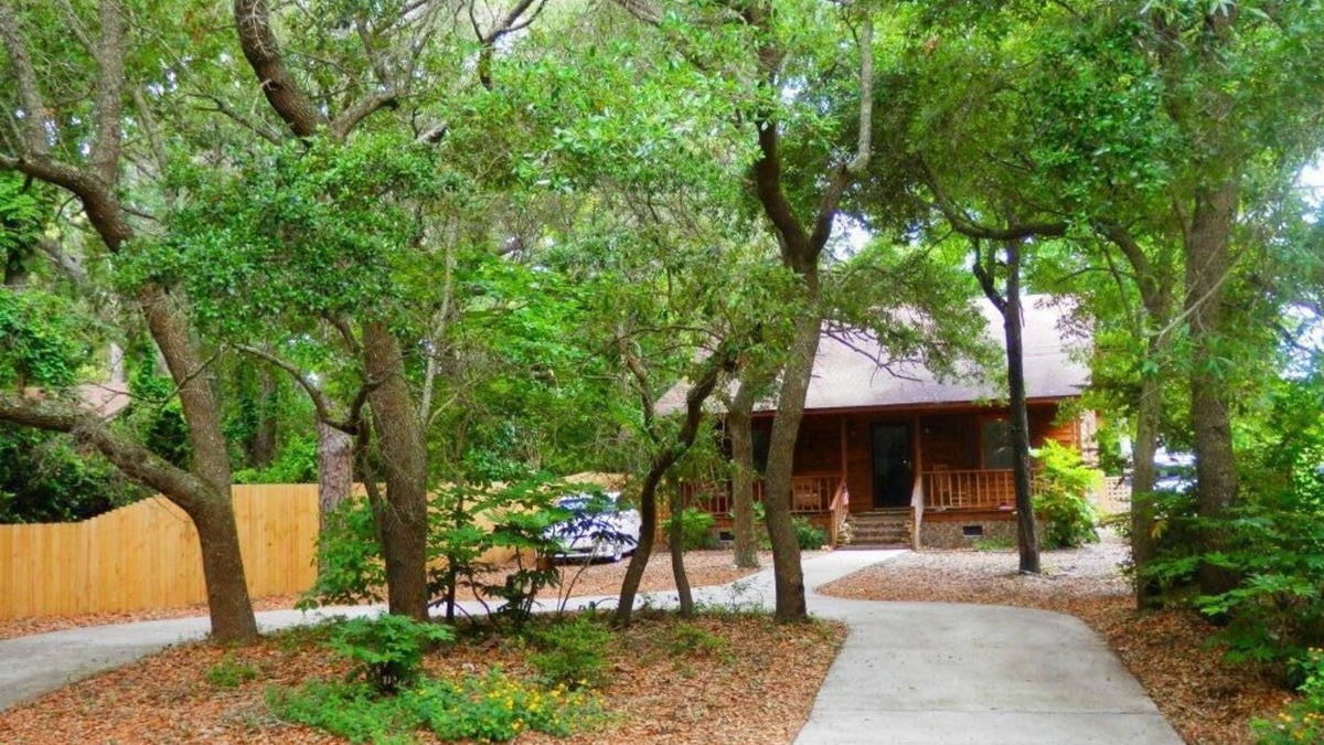 North Carolina Coast House | Cabin Style Home, 2 bed/2bth, fenced yard, deck, Pet Friendly, 1 mile to beach!