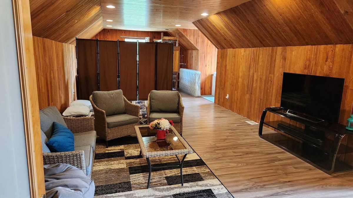 New Bothwell Apartment | Cabin Style Private Studio Indoor Garage