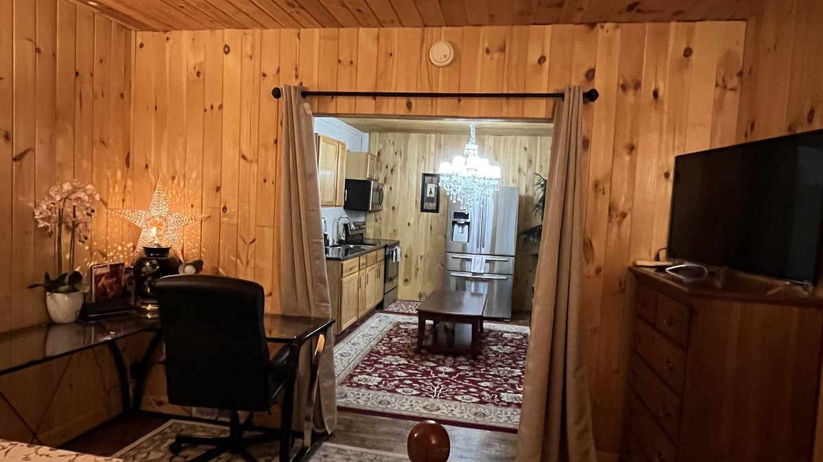 Lansing Apartment | Cabin style w/private entrance - 5 min to FRIB, MSU, McLaren and Sparrow