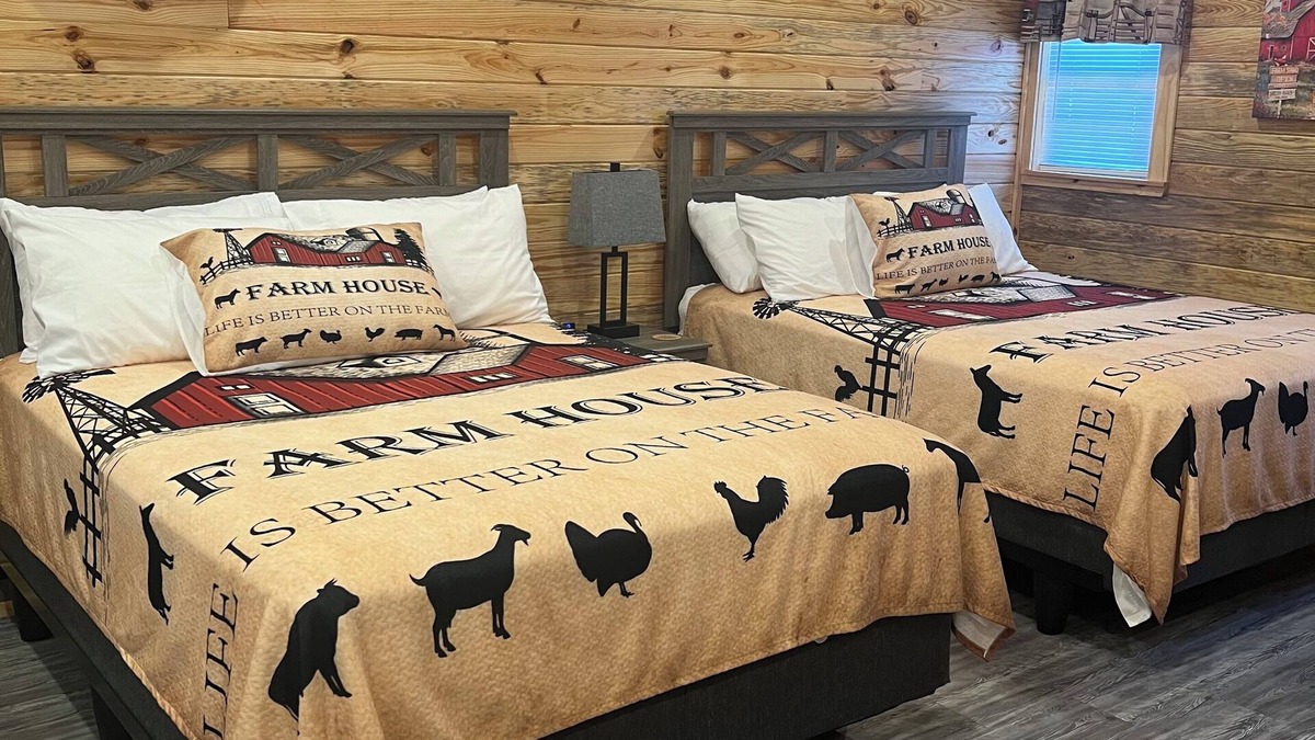 Paige Cabin | Cabin Unit 4 of 6 with AC and WiFi in serene Paige