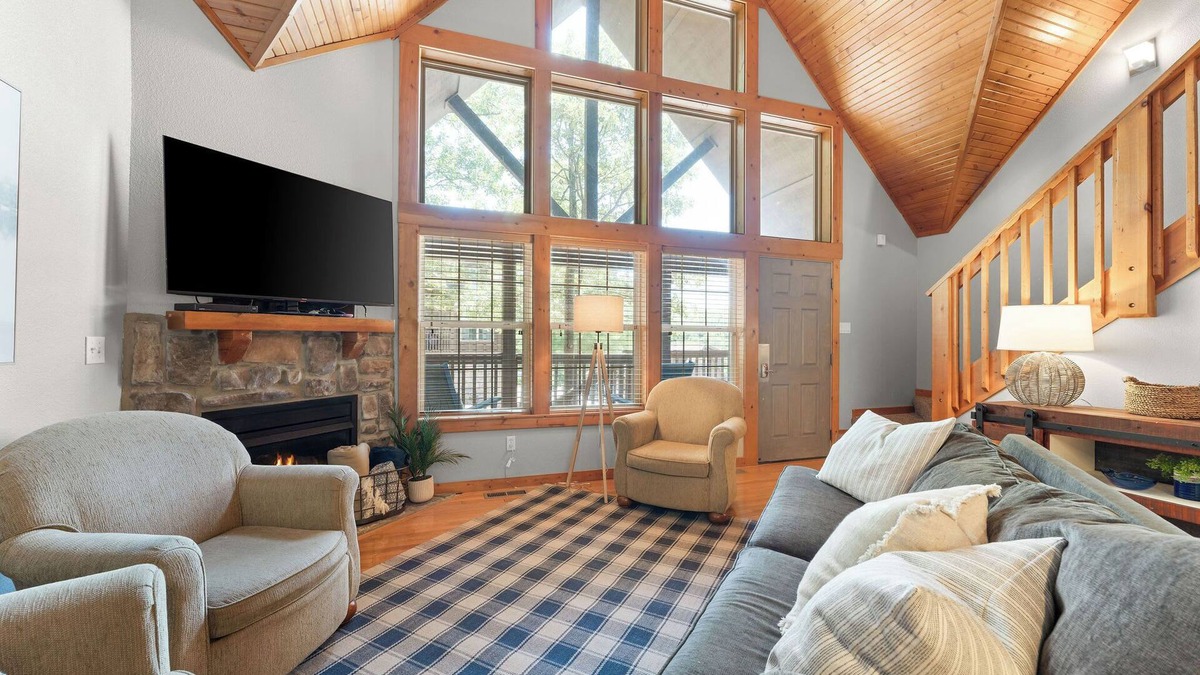 Reeds Spring Cabin | Cabin w/4 Primary Suites! Near Silver Dollar City!