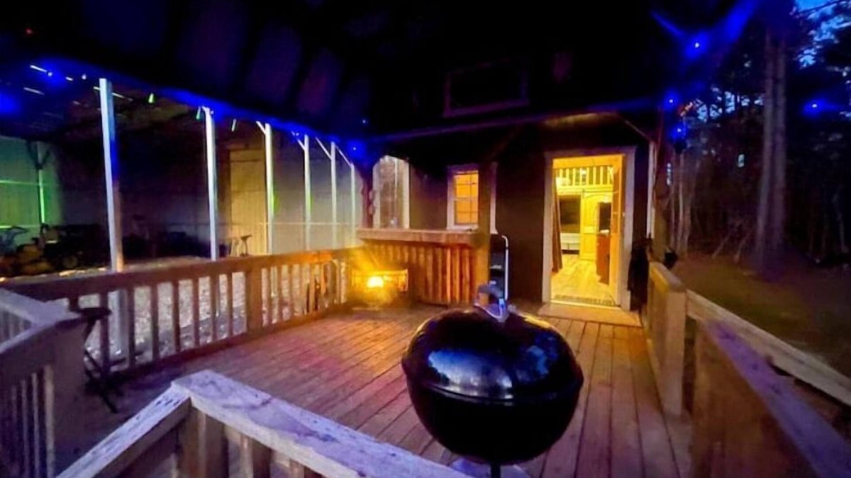 Avinger Cabin | Cabin w covered parking near Lake O' Pines/Avinger