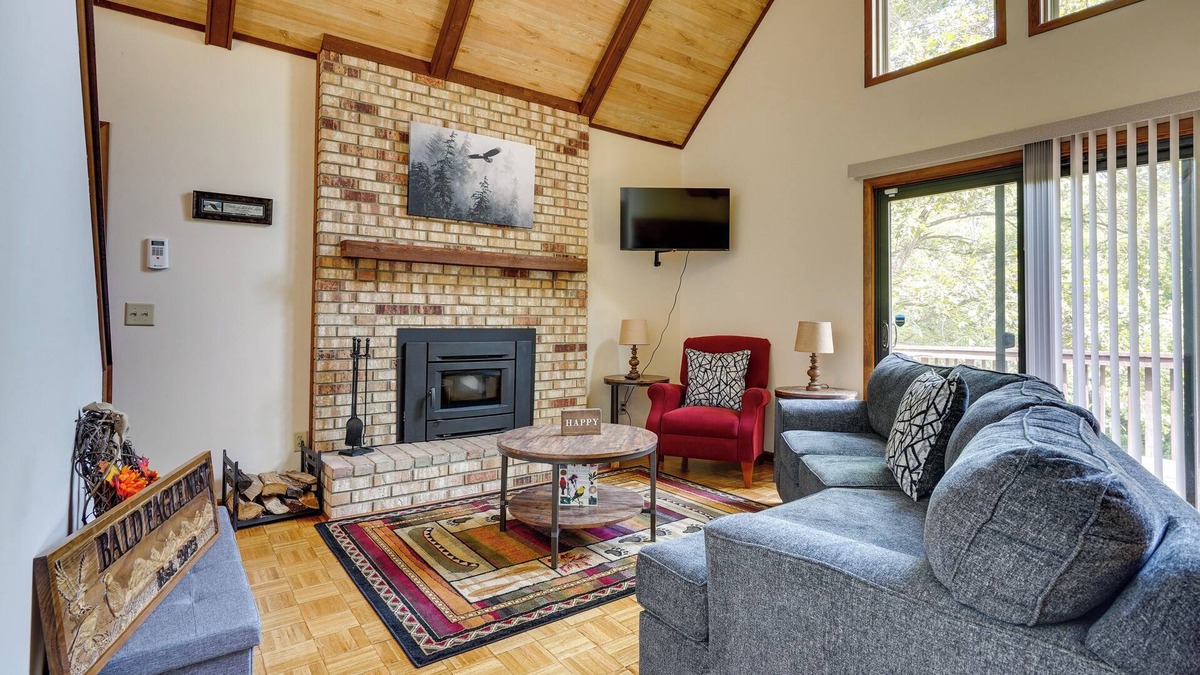 Howard Cabin | Cabin w/Deck ~ 3 Mi to Apple Valley Lake!