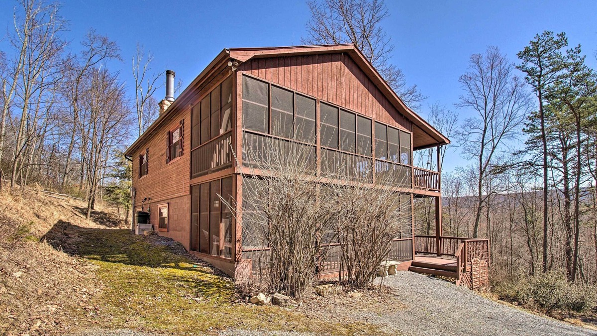 Mathias Cabin | Cabin w/Decks & Fire Pit Near Lost River!