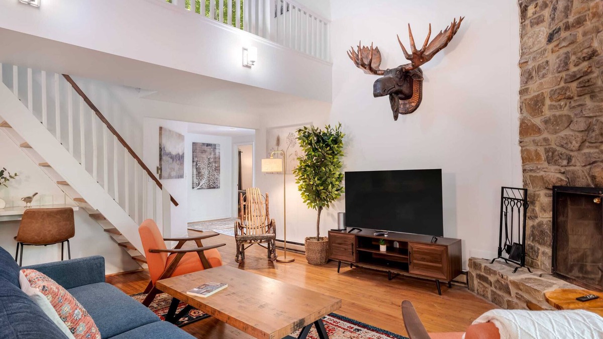 Berkeley Springs Ski Chalet | Cabin w Hot Tub, WiFi, Deck, Grill & Dog-Friendly!