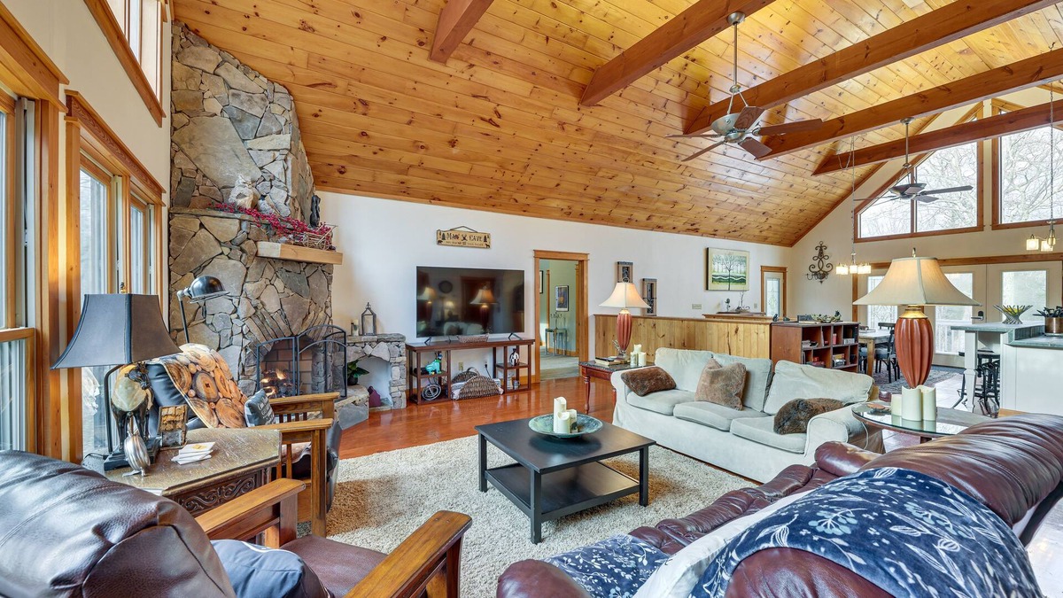 Snowshoe Cabin | Cabin w/Hot Tub and WiFi: 4 Mi to Snowshoe Resort