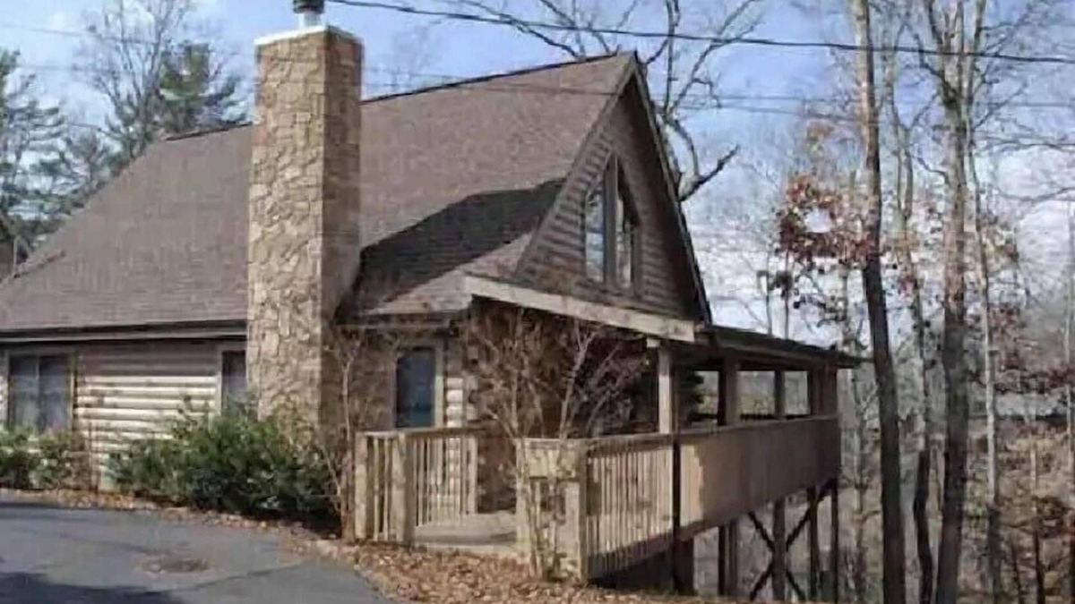 Sevierville Cabin | Cabin w/loft & beautiful updates, indoor fun/hot tub/new grill & communal pool!