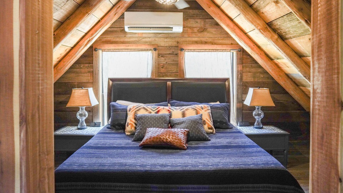 Hye Cabin | Cabin w modern upgrades next to the BEST wine, stars, peace, hot tub, relax