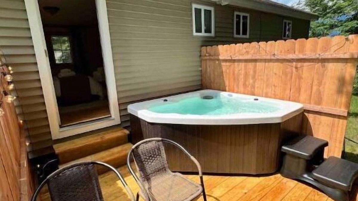 Thornton Cabin | Cabin W/Private Hot tub~Pet Friendly Near Loon mtn,Waterville & Owls nest Resrt!
