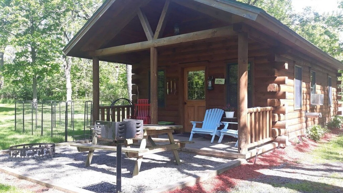 Lodi Cabin | Cabin w private hot tub - dog-friendly