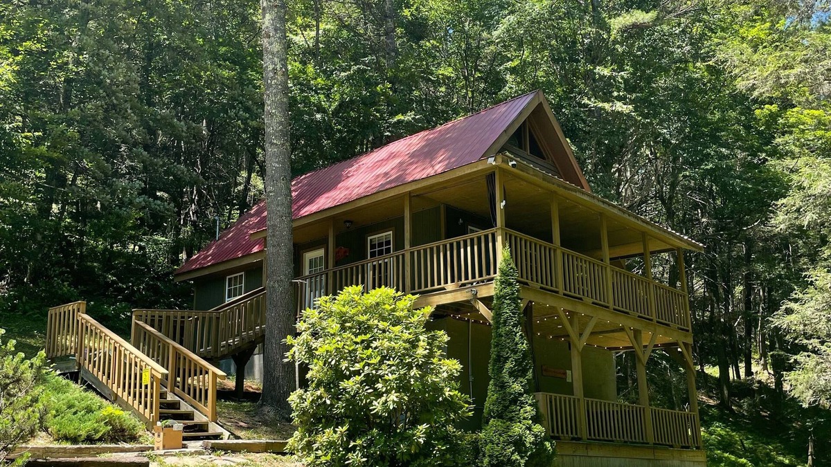 Mustoe Cabin | CABIN W/PRIVATE HOT TUB, MINS TO SNOWSHOE-RESORT,BIKING,HIKING,MOTORCYCLE RIDING