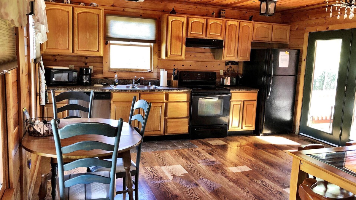 Rogers Cabin | Cabin with a pool, hot tub and wi-fi located close to Natural Bridge State Park