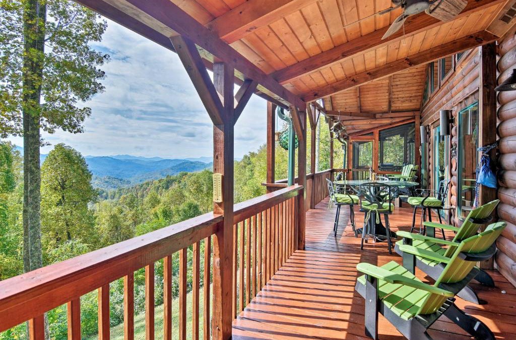 Sylva House | Cabin with BBQ and Games - Walk to Blue Ridge Parkway!