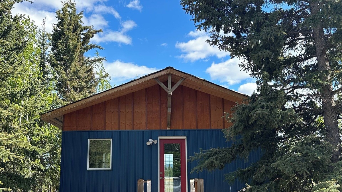 Whitehorse Cabin | Cabin with fields of dreams! Dry cabin with all the comforts and amazing views.