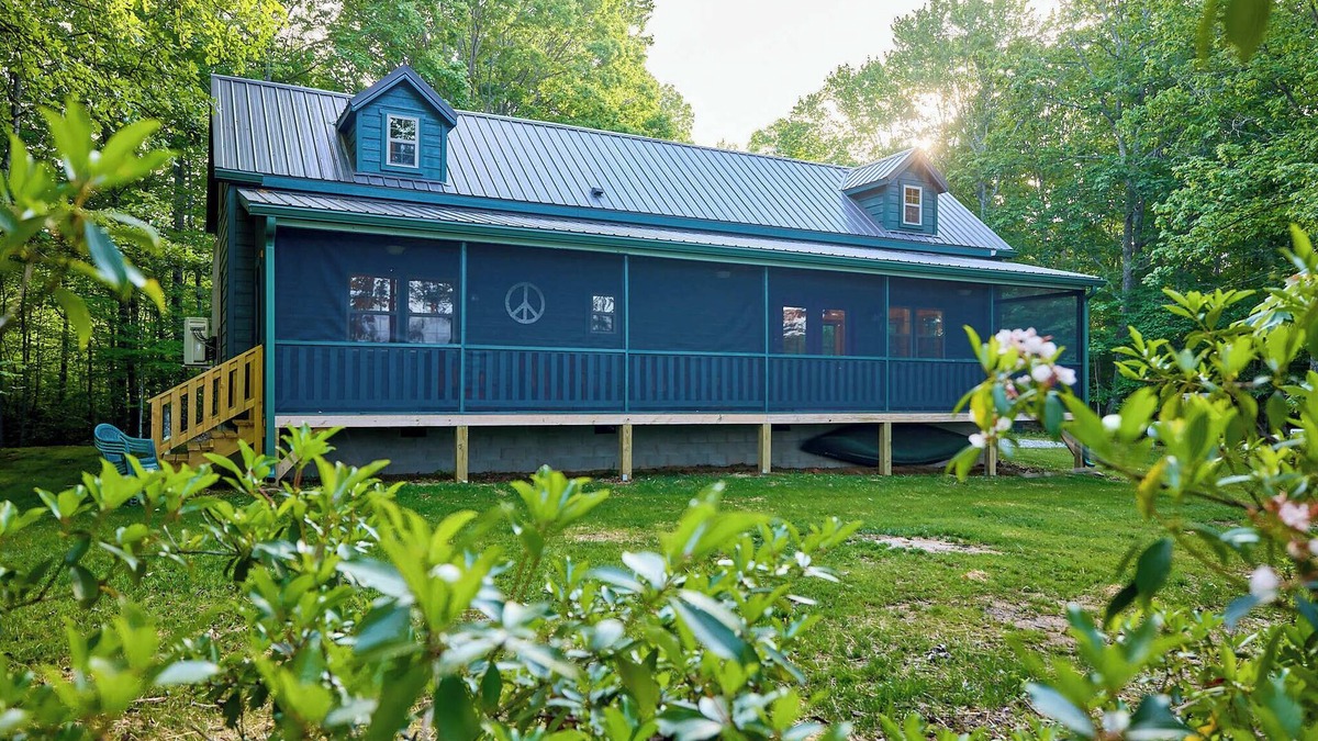 Sewanee Cabin | Cabin with Fishing Pond and Gorgeous Bluff Views!