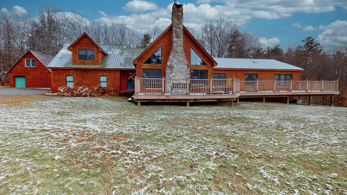 Stratton House | Cabin with gas fireplace, private washer/dryer, central AC, cable & fast WiFi