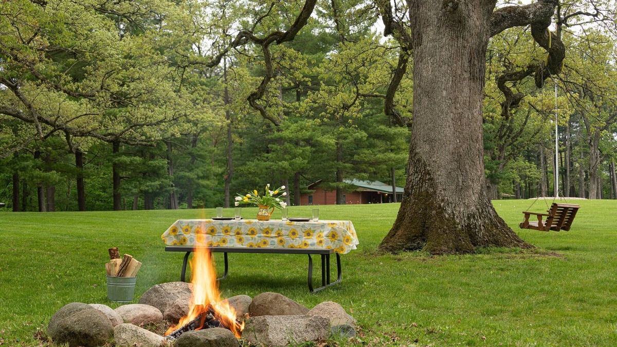 Triumph Cabin | Cabin with Kitchen, Whirlpool Tub & Bonfire Pit Near Starved Rock State Park
