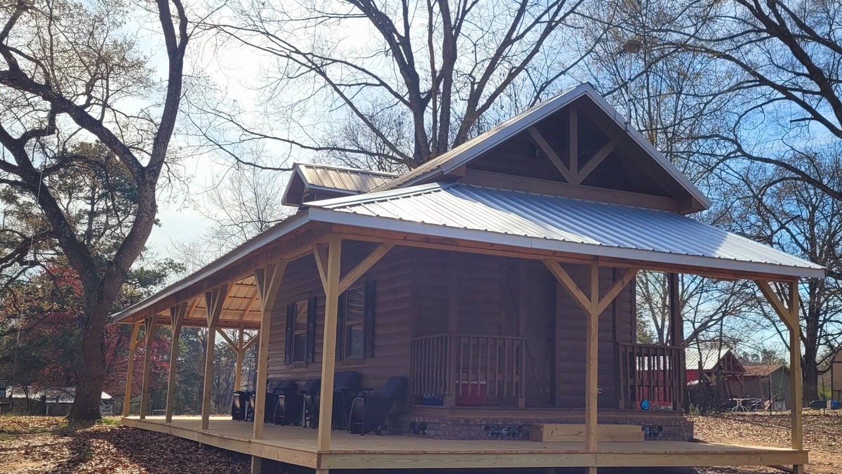 Clarksville Cabin | Cabin with loft , 5 miles away from the college of the Ozarks and Ludwig Lake….