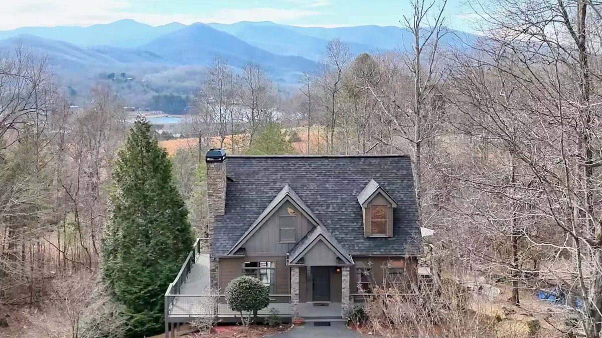 Hiawassee Cabin | Cabin with Mountain & Lake Views, Fire Pit, WiFi, AC, EV Charger, Pond/Fountain