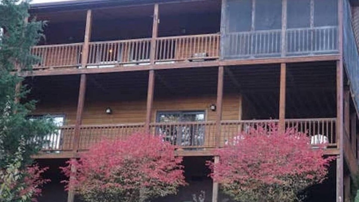 Lost River Cabin | Cabin with mountain view and gourmet kitchen.