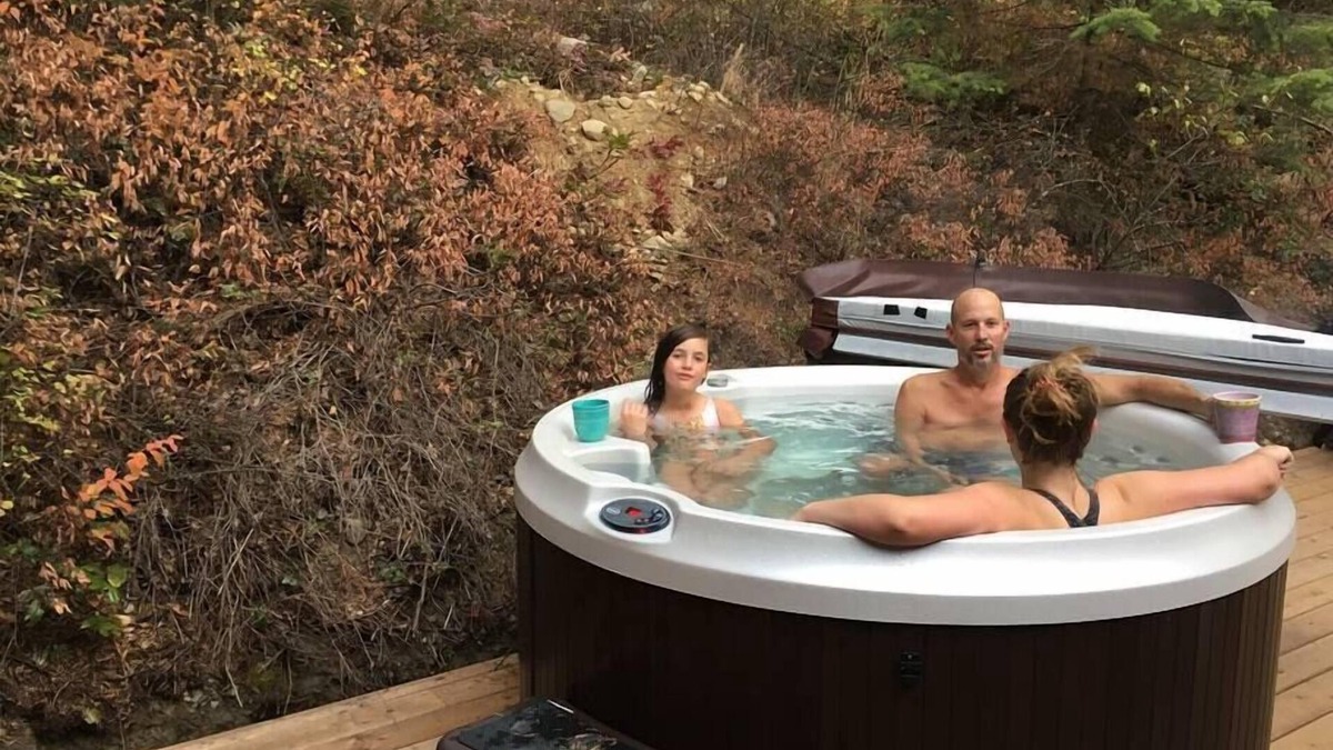 Vernon Cabin | Cabin with own Hot Tub/Self-contained! $165/night!