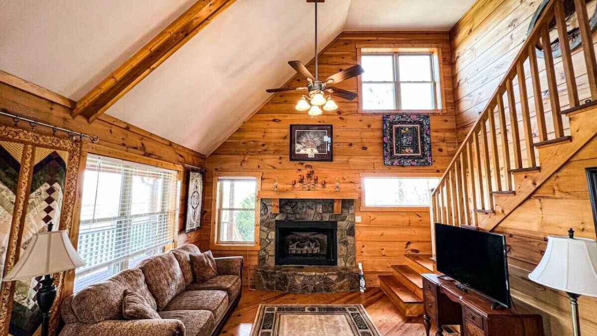 Mouth of Wilson Cabin | Cabin with Views/Dog Friendly by Camp Cheerio