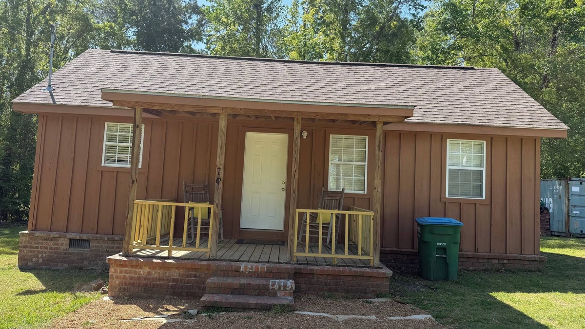 Elliott Cabin | cabin with WiFi and AC in Gore Springs for hunters/lodging/fishermen