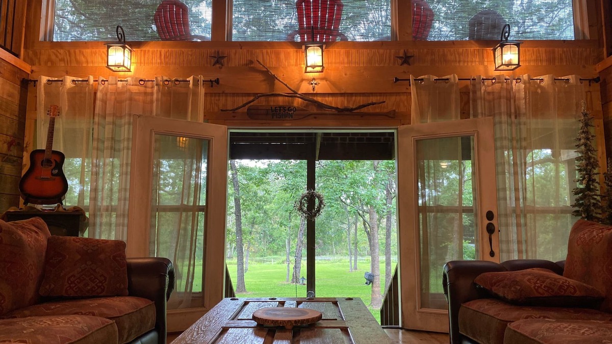 Cotton Gin Cabin | CabinOnTheCreek-Lake Limestone! rustic charm, Kayaks! Canoe! fire-pit! pets!