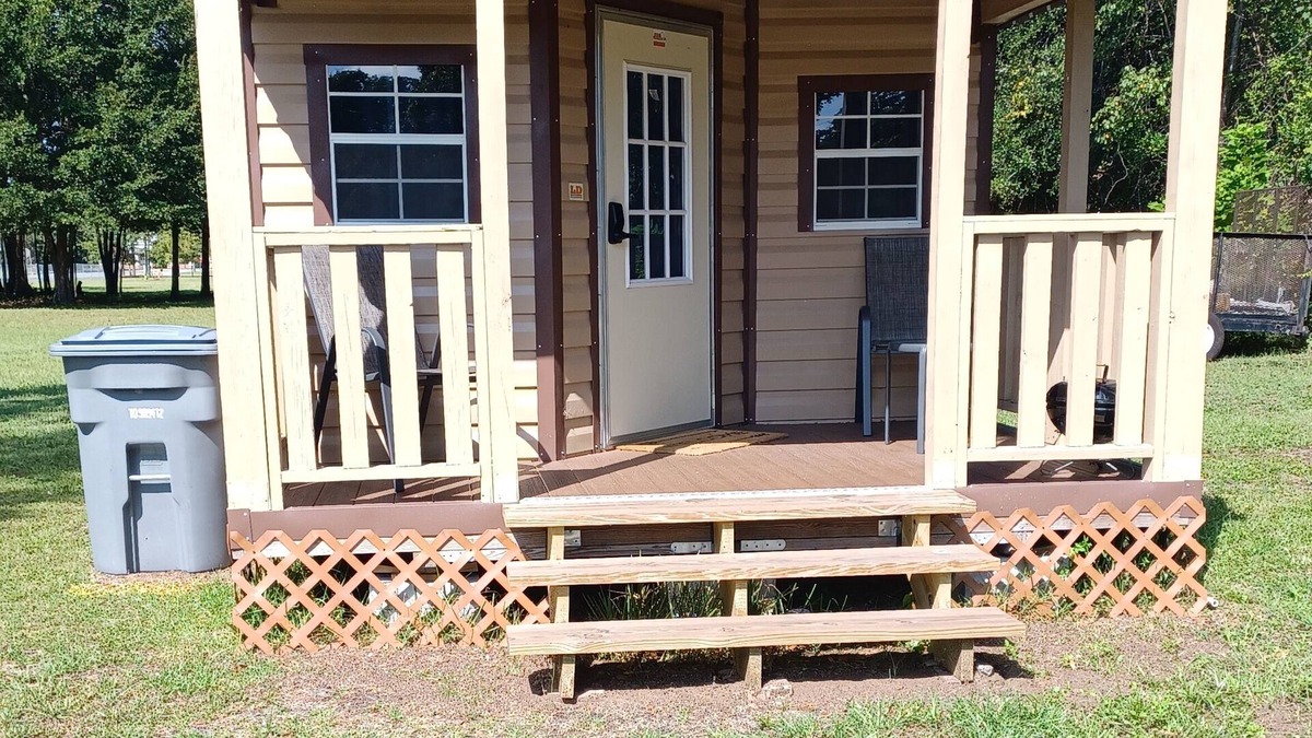 Folkston Cabin | Cabins alongside Railroad Tracks