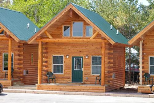 Mackinaw City Hotel | Cabins of Mackinac & Lodge