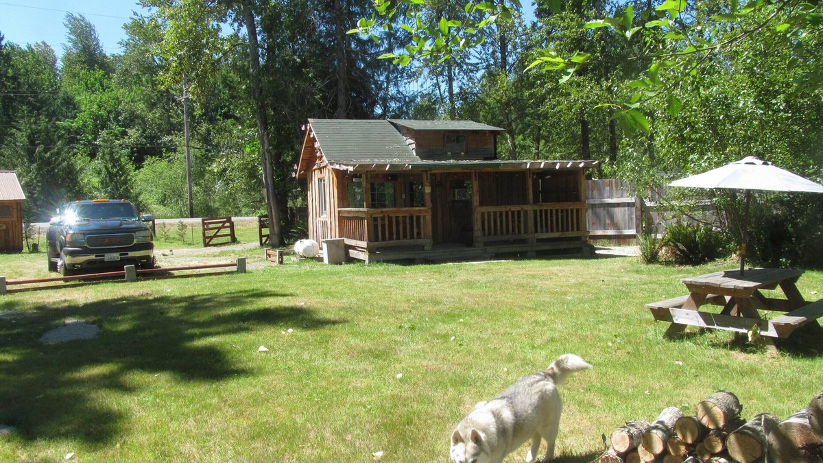 Toutle Cabin | Cabins on the Toutle River , 646 South Toutle Rd.
