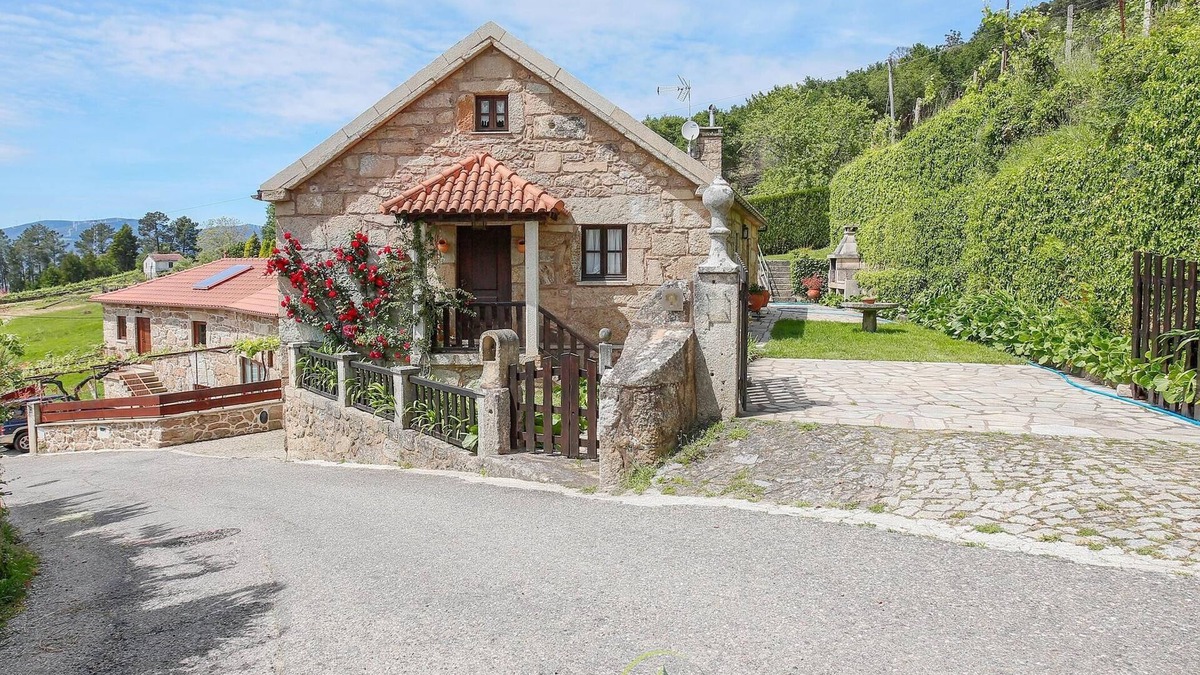 Melgaco Cottage | Cabreiros de Cima House | Alvarinho Vineyard | Antiques