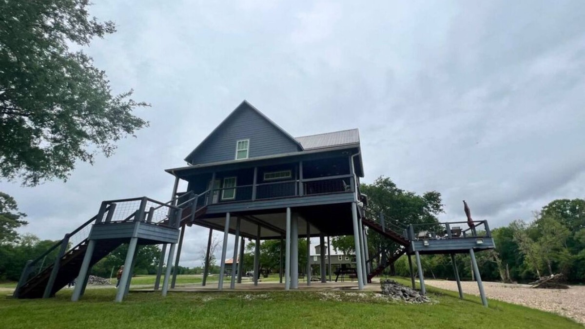 Glenwood House | Caddo Lookout: Waterfront cabin with two decks and amazing views.