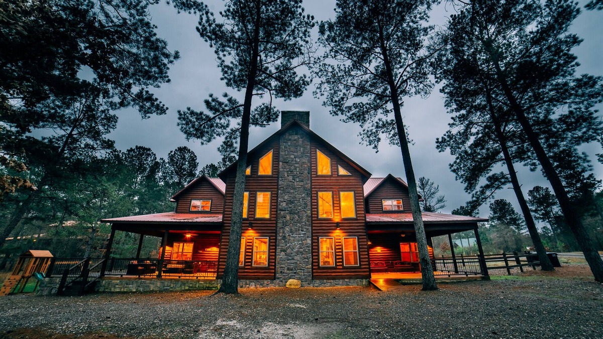 Hochatown Cabin | Caddy Shack: Sleeps 24 + Game Room, Loft with Additional Sleeping