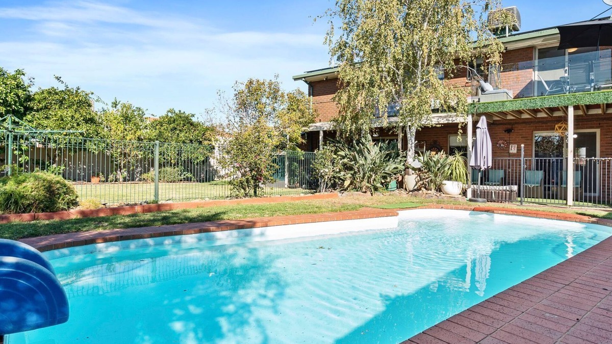 Yarrawonga House | Cade Retreat perfect for golfers or larger groups.