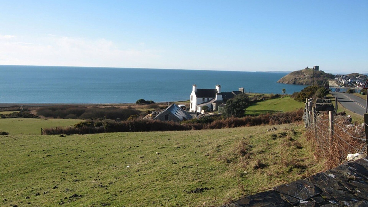 Criccieth Cottage | CAE'R DYNI (CAER DYNI), pet friendly, with open fire in Criccieth