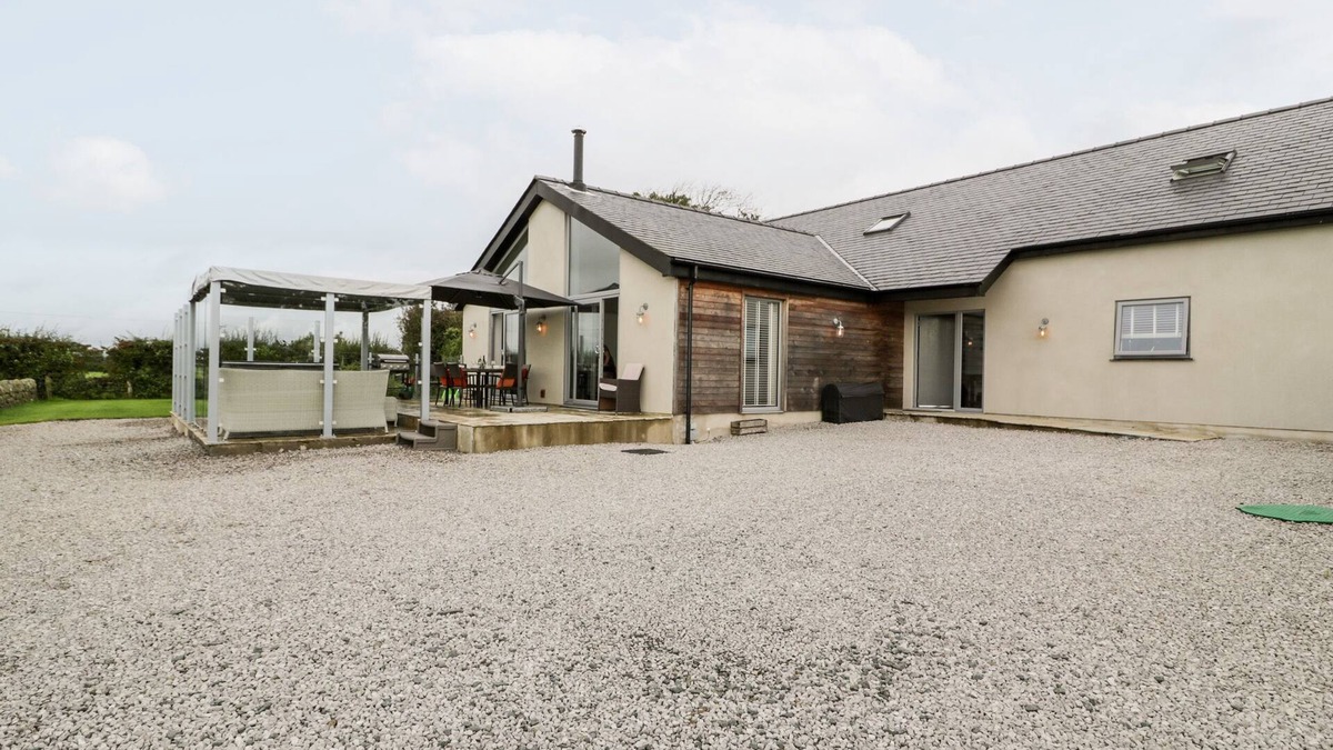 Llanfairpwllgwyngyll House | CAE SAM, family friendly, luxury holiday cottage in Pentraeth