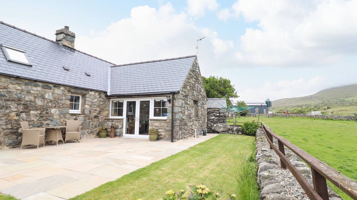Dyffryn Ardudwy Cottage | CAERFFYNON BACH, romantic, with a garden in Dyffryn Ardudwy