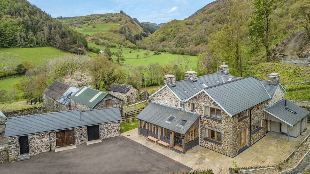 Cwrt House | Caerhedyn - Four Bedroom House, Sleeps 8