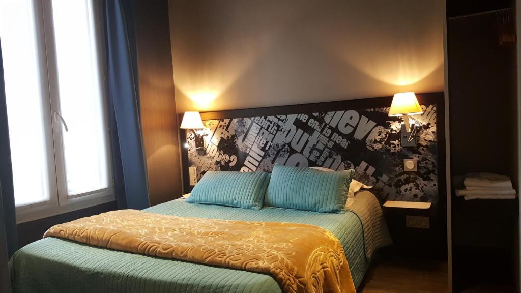 Les Puces de Saint-Ouen Hotel | Café Hôtel de l'Avenir