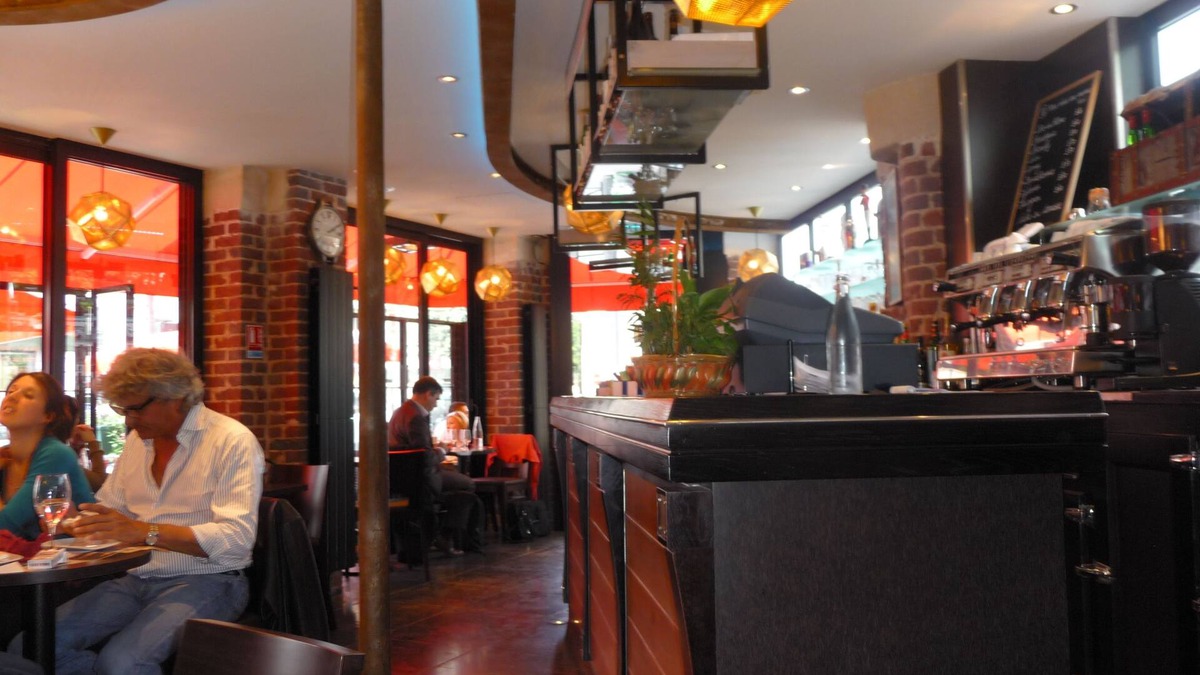 Les Puces de Saint-Ouen Hotel | Café hôtel de l'Avenir