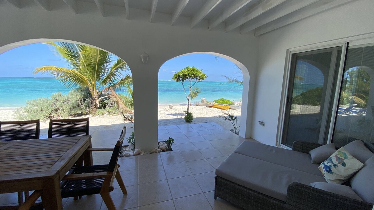 Whitby Villa | Caicos Cottage, 2bd/2bath Beachfront Villa w/pool on Whitby Beach