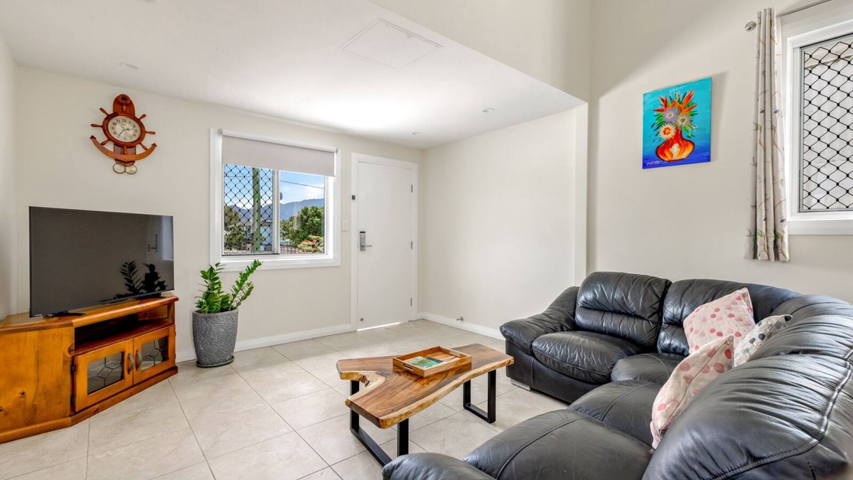 Parramatta Park House | Cairns Central Walking Distance Upstairs