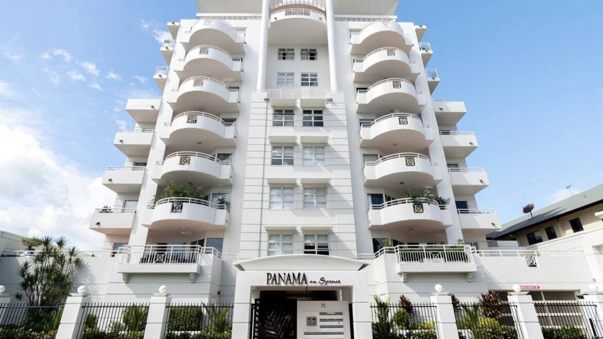 Cairns Central Business District Apartment | Cairns city vibe with convenient comforts. Stroll to restaurants cafes and bars