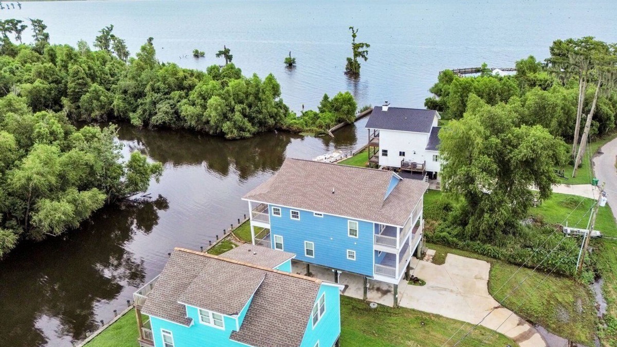 Vacherie House | Cajun Bayou Escape – Fishing, Game Room + Dock, Short or Long-Term Stays
