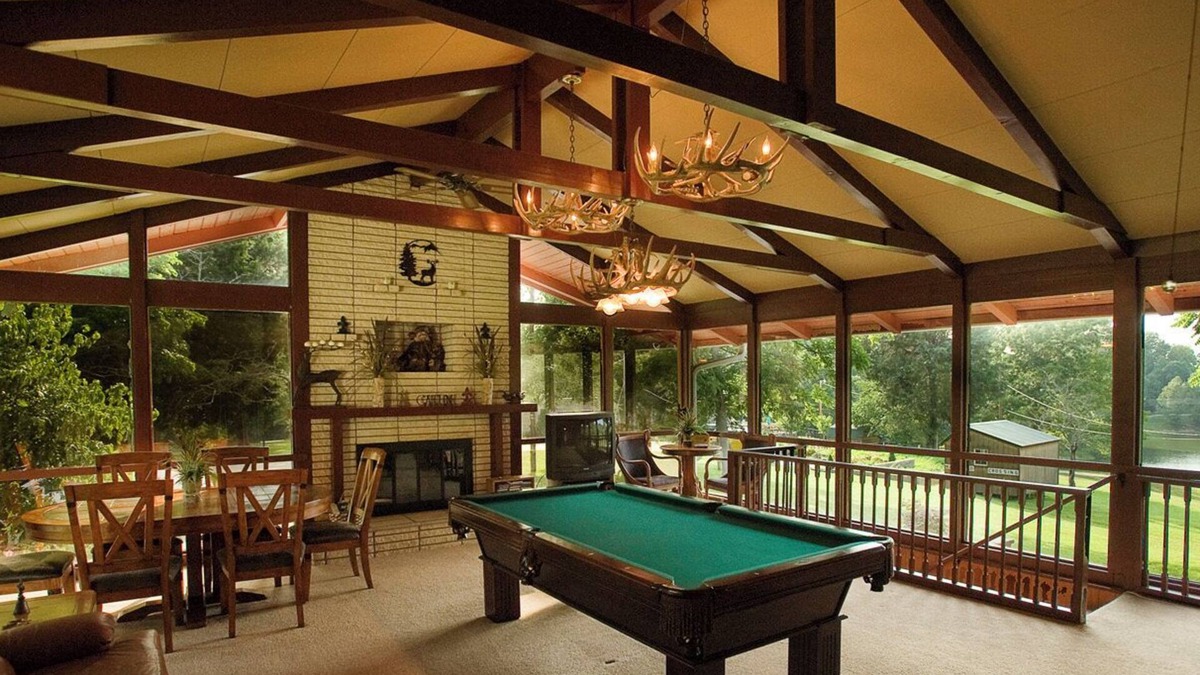 Dickson House | Cajun Lake Lodge, Dickson, TN