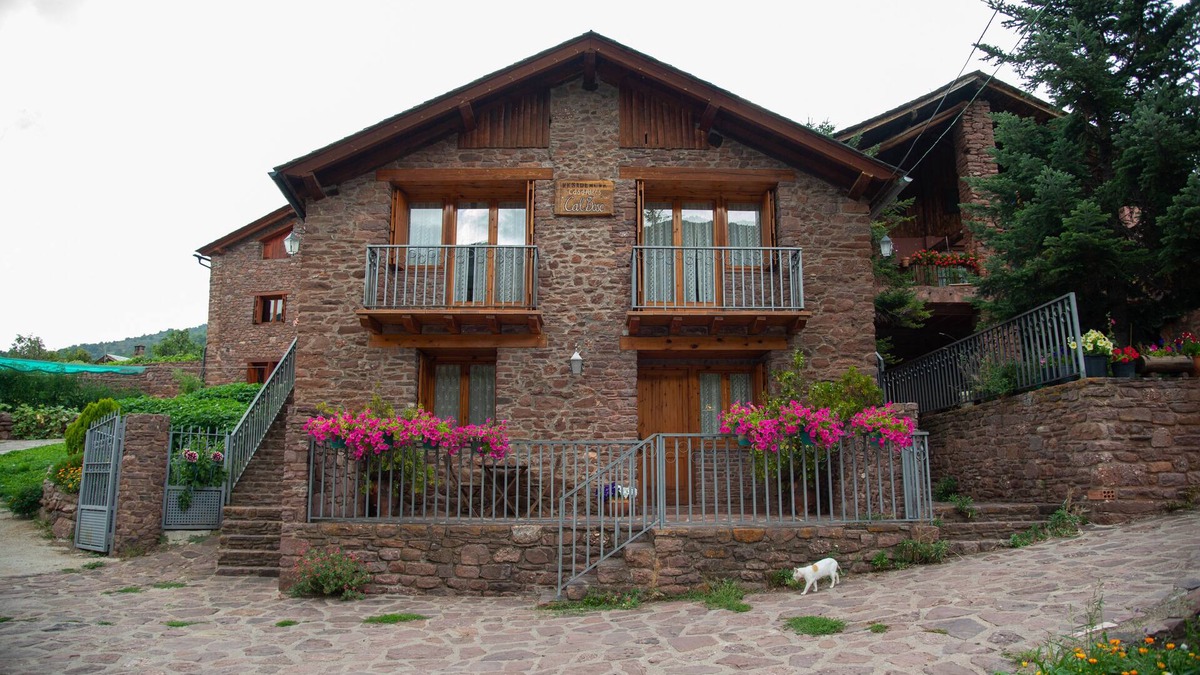 Llagunes Cottage | Cal Bosch Rural Apartment cozy and with magnificent mountain views.